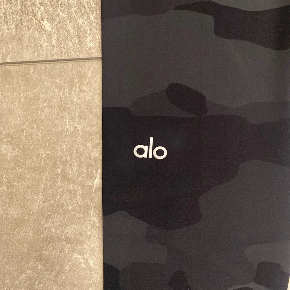 Alo Yoga High-Waist Vapor Leggings in Black Camo XS NWOT